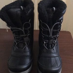 Snow boots size 4, “TOTES winter fun” black